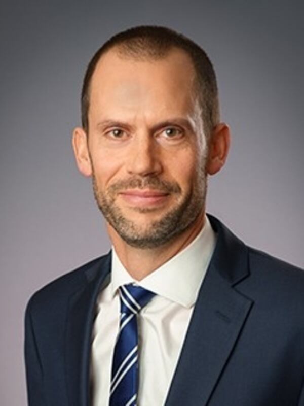 Robert Swennes Headshot