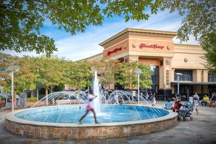 Cumberland Mall exterior fountains